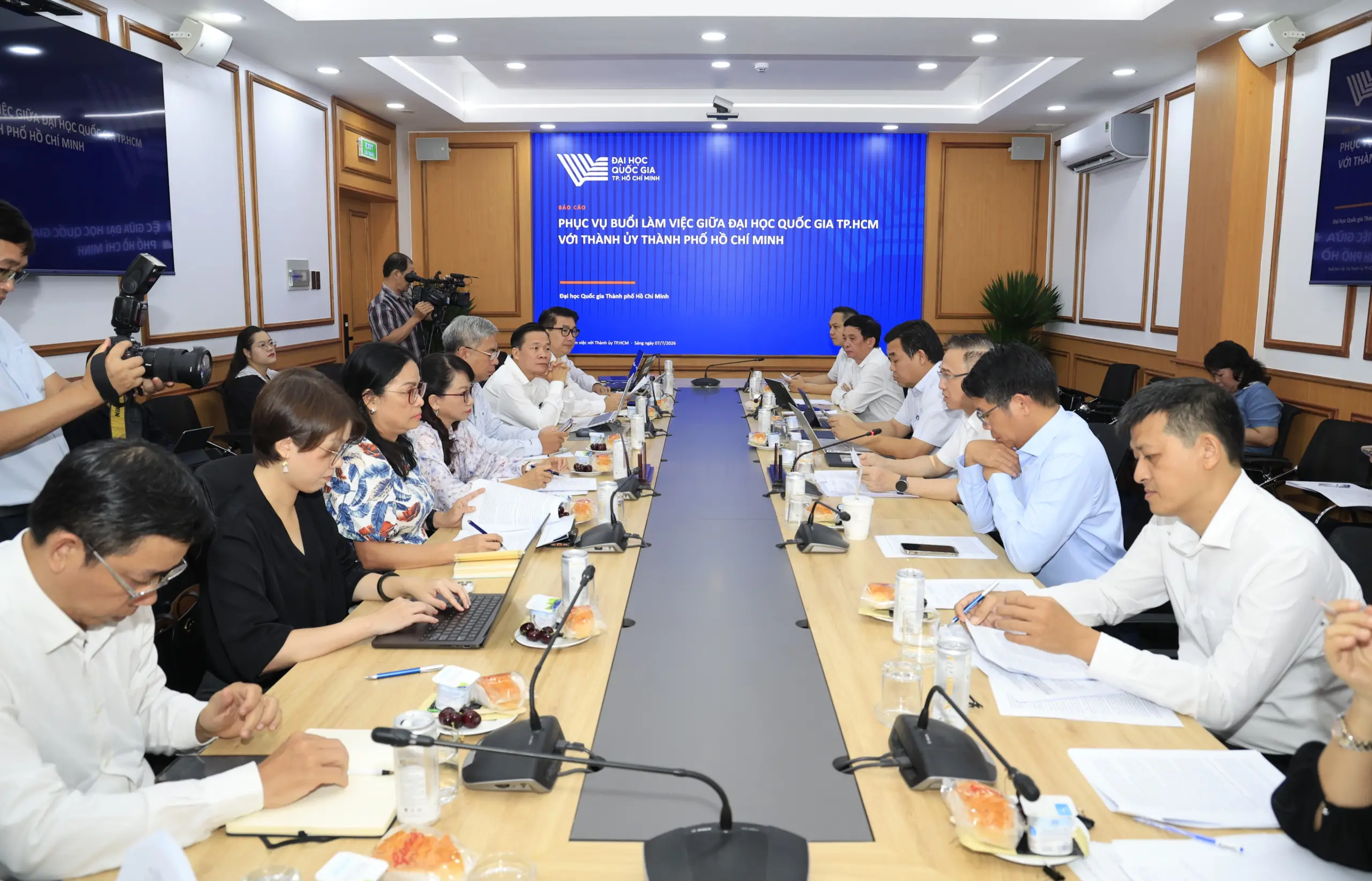 ĐHQG-HCM làm việc với Thành ủy TP.HCM về các nhiệm vụ khoa học, công nghệ và đổi mới sáng tạo - Gallery 1