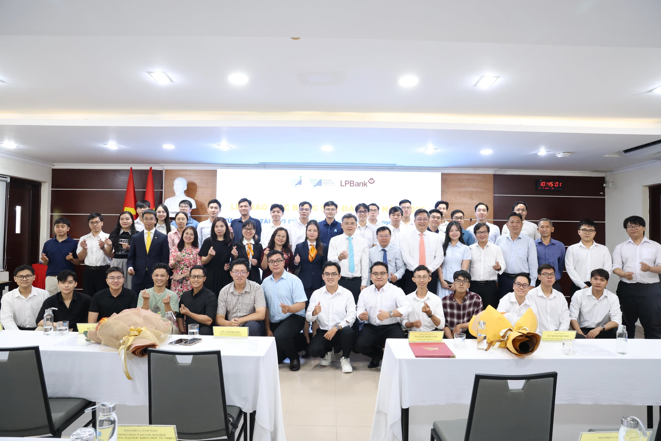 Trao 1,735 tỷ đồng học bổng cho học viên ĐHQG-HCM theo học lĩnh vực bán dẫn, thiết kế vi mạch - Gallery 1