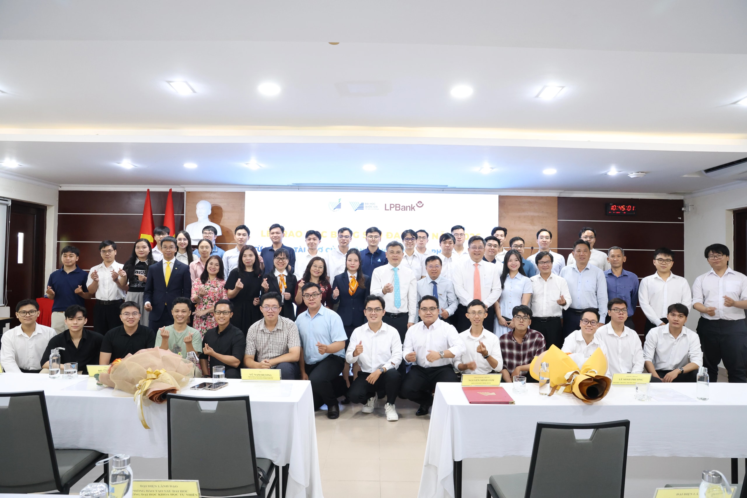 Trao 1,735 tỷ đồng học bổng cho học viên ĐHQG-HCM theo học lĩnh vực bán dẫn, thiết kế vi mạch